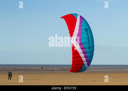 Carl Kirton von Preston landboarding an seinem Lieblingsplatz am Strand von Ainsdale in steifen Nordwinden, an der Nordwestküste. Carl ist Teamfahrer für Peter Lynn Kiteboarding in Preston und gewann 2nd & 3rd in verschiedenen Disiplines im Finallauf der British Championships am 12th. Und 14th. September 2014 in North Devon. Stockfoto