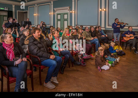 Publikum Fotografieren an der Idno Theater, jährliches Kinderfest, Reykjavik, Island Stockfoto