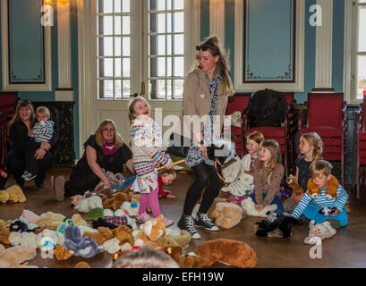 Kinder spielen am Idno Theater, jährliches Kinderfest, Reykjavik, Island Stockfoto