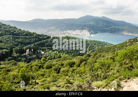 Blick West über die Bucht und Skopelos-Stadt, griechische Insel, von den Hügeln im Osten. Oktober. Stockfoto