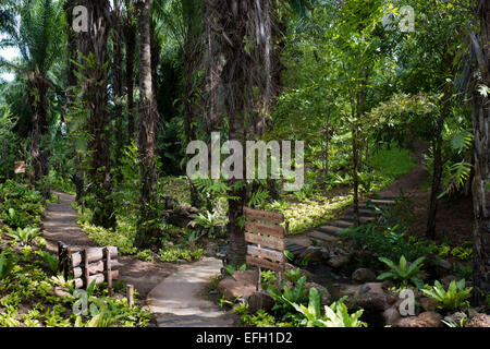 Six Senses Resort, Koh Yao Noi, Bucht von Phang Nga, Thailand, Asien. Zeichen im Garten. Sechs Sinne Yao Noi setzt die höchsten benchmar Stockfoto