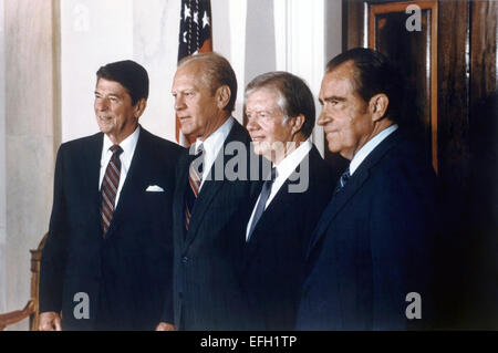 US-Präsident Ronald Reagan mit ehemaligen Präsidenten (L-R) Gerald Ford, Jimmy Carter und Richard Nixon Pose für ein Porträt vor der Abreise nach Ägypten und Präsident Anwar Sadat Beerdigung 8. Oktober 1981 in Washington, DC. Stockfoto