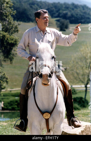 US-Präsident Ronald Reagan Reiten sein Pferd El Alamein bei Rancho Del Cielo 8. April 1985 in Santa Barbara, Kalifornien. Stockfoto