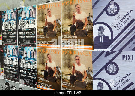 Wand mit live-Konzert-Poster-Indie-Rock von Morrissey und dj sets von elektronischer Musik von Ray Okpara und Infected Mushroom. Stockfoto