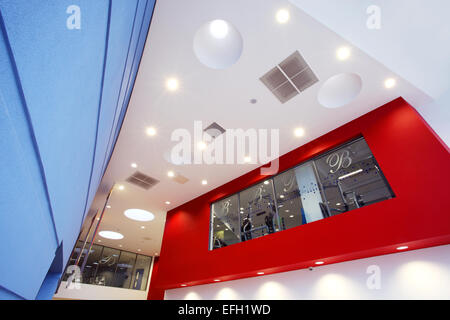 Low Angle View von Atrium im Innenbereich im Autohaus Stockfoto