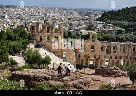 Menschen fotografieren im Odeon des Herodes Atticus eines antiken Theaters unter der Akropolis von Athen, Griechenland. Stockfoto