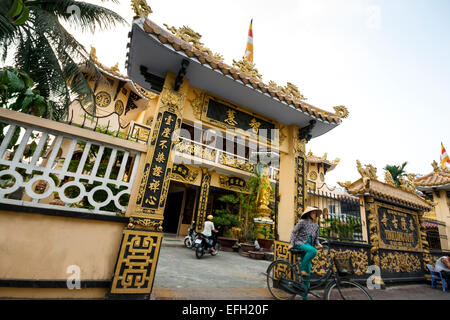 Der Eingang in die schöne Thoi lange Co-Tu-Pagode in Can Tho, Vietnam. Stockfoto