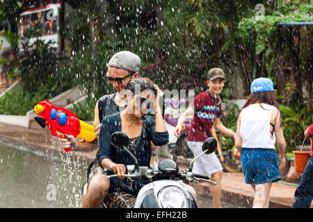 Leute feiern Lao Neujahr (Pii Mai) und jährlichen wasserfest in Luang Prabang, Laos, Asien Stockfoto