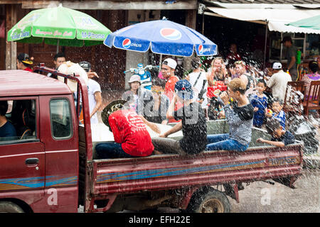 Leute feiern Lao Neujahr (Pii Mai) und jährlichen wasserfest in Luang Prabang, Laos, Asien Stockfoto