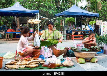 Lao Familie Verkauf Honig zu Morgenmarkt in Luang Prabang, Laos. Stockfoto