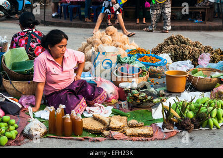 Lao Frau verkaufen natürliche Lebensmittel am Morgenmarkt in Luang Prabang, Laos. Stockfoto