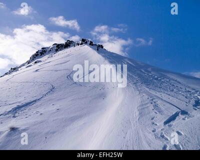 Eine feine Wintertag im Peak District National Park, Derbyshire, UK.  Eine Gruppe von Wanderern Klettern Fairbrook zum Kinder Scout Plateau und wieder nach unten Fairbrook Naze Stockfoto