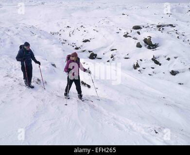 Eine feine Wintertag im Peak District National Park, Derbyshire, UK.  Eine Gruppe von Wanderern Klettern Fairbrook zum Kinder Scout Plateau und wieder nach unten Fairbrook Naze Stockfoto