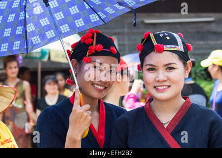 Zwei schöne Mädchen Lao verbinden traditionelle Lao Neujahr Streetparade in Luang Prabang. Stockfoto