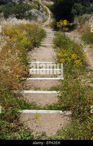 Wanderweg Wanderweg mit krummen Schritte am Hang. Stockfoto