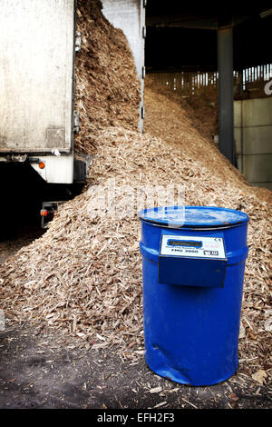 Holz chip Feuchtigkeitsmesser unter Entladen forstwirtschaftliche Abfälle auf Biomasse-kraftwerk Stockfoto