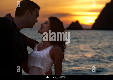 Paar liebenden küssen bei Sonnenuntergang am Strand. Kantiang Bay. Koh Lanta. Thailand. Asien. Kantiang Bucht ist berühmt als der l. Stockfoto