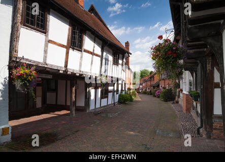 Neben mittelalterlichen Fachwerkhäusern, blickte der historischen Malt Mill Lane in Alcester, Warwickshire, England Stockfoto