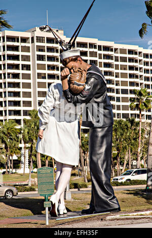 Pop Skulptur bedingungslose Kapitulation von Künstler Seward Johnson, ähnlich einer Fotografie von Alfred Eisenstaedt, V – J Day in Times Square entlang Highway 17 in der Innenstadt von Sarasota Florida Bay Front Park entlang. Stockfoto