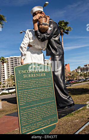 Pop Skulptur bedingungslose Kapitulation von Künstler Seward Johnson, ähnlich einer Fotografie von Alfred Eisenstaedt, V – J Day in Times Square entlang Highway 17 in der Innenstadt von Sarasota Florida Bay Front Park entlang. Stockfoto