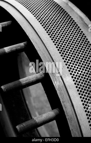Detail des perforierten industrielle Maschine Komponente in Biomasse-kraftwerk, schwarz & weiß Nahaufnahme Stockfoto