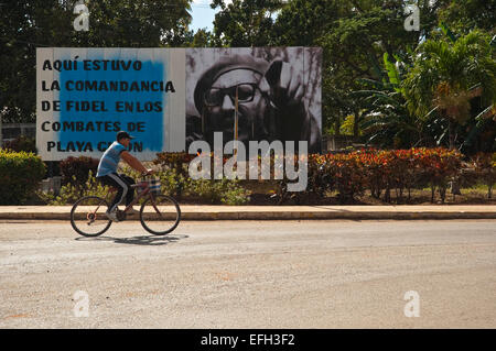 Horizontale Ansicht eines Propaganda-Zeichens mit Fidel Castro in Kuba. Stockfoto