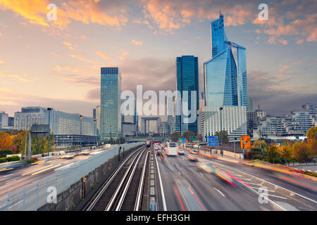 La Défense, Paris. Bild von Bürogebäuden im modernen Teil von Paris - La Défense während des Sonnenuntergangs. Stockfoto