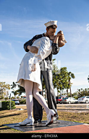 Pop Skulptur bedingungslose Kapitulation von Künstler Seward Johnson, ähnlich einer Fotografie von Alfred Eisenstaedt, V – J Day in Times Square entlang Highway 17 in der Innenstadt von Sarasota Florida Bay Front Park entlang. Stockfoto