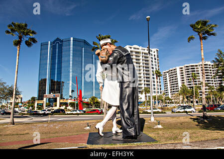 Pop Skulptur bedingungslose Kapitulation von Künstler Seward Johnson, ähnlich einer Fotografie von Alfred Eisenstaedt, V – J Day in Times Square entlang Highway 17 in der Innenstadt von Sarasota Florida Bay Front Park entlang. Stockfoto