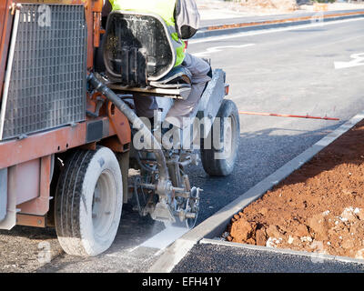 Fahrbahn markieren funktioniert einspurig Spray Kennzeichnung Maschine Stockfoto