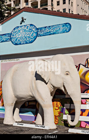 Ein Elefant Skulptur vor dem Kreide Kunstfestival-Büro im trendigen Stadtteil von Burns Square in der Innenstadt von Sarasota, Florida. Stockfoto