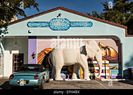 Ein Elefant Skulptur vor dem Kreide Kunstfestival-Büro im trendigen Stadtteil von Burns Square in der Innenstadt von Sarasota, Florida. Stockfoto