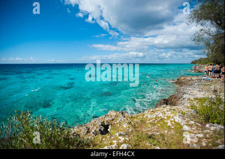 Horizontale Ansicht von Touristen genießen das schöne klare karibische Meer bei Punta Perdiz in Kuba. Stockfoto