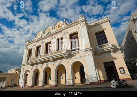 Horizontale Ansicht des Teatro Tomas Terry (Thomas Terry Theater) in Cienfuegos, Kuba Stockfoto