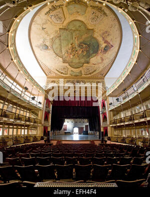 Vertikale Ansicht der barocken Aula im Teatro Tomas Terry (Thomas Terry Theater) in Cienfuegos. Stockfoto