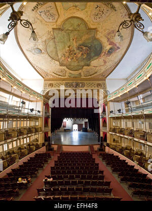 Vertikale Ansicht der barocken Aula im Teatro Tomas Terry (Thomas Terry Theater) in Cienfuegos, Kuba Stockfoto