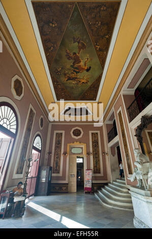 Vertikale Ansicht der Eingangshalle des Teatro Tomas Terry (Thomas Terry Theater) in Cienfuegos, Kuba Stockfoto