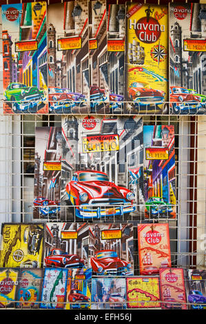 Vertikale Ansicht von bunten Leinwand Gemälde zum Verkauf in Kuba. Stockfoto
