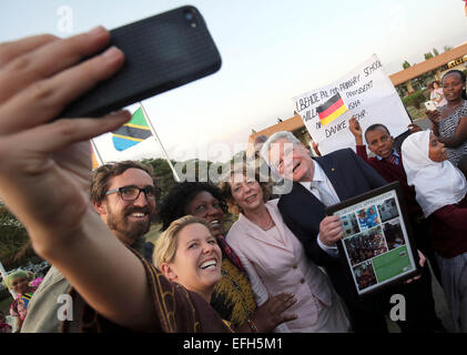 Arusha, Tansania. 4. Februar 2015. Bundespräsident Gauck und seine Lebensgefährtin Daniela Schadt werden von Jugendlichen an einer internationalen Schule begrüßt und haben sich fotografieren am Kilimanjaro Flughafen in Arusha, Tansania, 4. Februar 2015. Der Bundespräsident ist bei einem fünftägigen Besuch in Tansania. Foto: WOLFGANG KUMM/Dpa/Alamy Live News Stockfoto