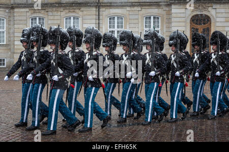 Royal Rettungsschwimmer vor Schloss Amalienborg an einem verschneiten Tag, Kopenhagen, Dänemark Stockfoto