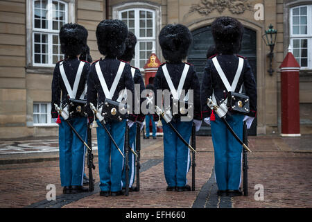 Königliche Leibgarde vor Schloss Amalienborg wenn es schneit, Kopenhagen, Dänemark Stockfoto