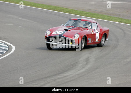 Ein Ferarri 250 TDF driften während hart auf das 72. Goodwood Members Meeting Kurvenfahrt. Stockfoto