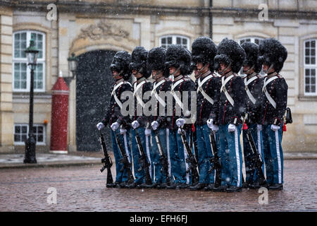 Royal Rettungsschwimmer vor Schloss Amalienborg an einem verschneiten Tag, Kopenhagen, Dänemark Stockfoto