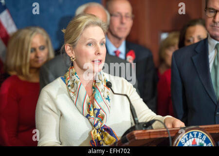 US-Senator Senator Kirsten Gillibrand zusammen mit Senatoren Chuck Schumer und Familien der Opfer der Luftfahrt starten eine Push-to-Bundesluftfahrt-Sicherheitsvorschriften während einer Pressekonferenz 4. Februar 2015 in Washington, DC zu schützen. Die republikanische Mehrheit im Kongress hat darauf hingewiesen, dass sie beabsichtigen, ein Rollback Vorschriften nach 9/11 mit der Reauthorization von der Federal Aviation Administration. Stockfoto