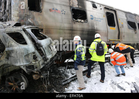 Eine NTSB Unfall-Ermittler Robert Sumwalt sieht den verkohlten Trümmern eine Metro North-Zug-Auto mit einem SUV kollidierte, sechs Menschen getötet und verletzt 12 verletzte 4. Februar 2015 in New York Westchester County. Stockfoto