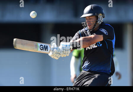 Napier, Neuseeland. 3. Februar 2015. Ross Taylor mit der Wimper. ANZ eintägigen internationalen Cricket Series. Spiel 2 zwischen Neuseeland schwarzen Kappen und Pakistan im McLean Park in Napier, Neuseeland. © Aktion Plus Sport/Alamy Live-Nachrichten Stockfoto