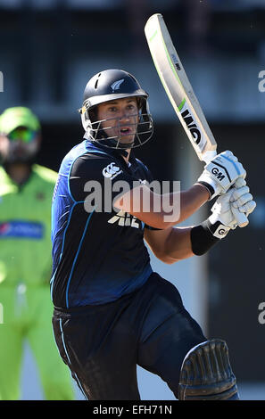 Napier, Neuseeland. 3. Februar 2015. Ross Taylor mit der Wimper. ANZ eintägigen internationalen Cricket Series. Spiel 2 zwischen Neuseeland schwarzen Kappen und Pakistan im McLean Park in Napier, Neuseeland. © Aktion Plus Sport/Alamy Live-Nachrichten Stockfoto