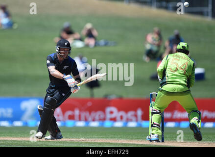 Napier, Neuseeland. 3. Februar 2015. Pakistan Wicketkeeper Sarfraz Ahmed verpasst eine Chance, Brendon McCullum stumpf. ANZ eintägigen internationalen Cricket Series. Spiel 2 zwischen Neuseeland schwarzen Kappen und Pakistan im McLean Park in Napier, Neuseeland. © Aktion Plus Sport/Alamy Live-Nachrichten Stockfoto