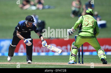 Napier, Neuseeland. 3. Februar 2015. Pakistan Wicketkeeper Sarfraz Ahmed verpasst eine Chance, Brendon McCullum stumpf. ANZ eintägigen internationalen Cricket Series. Spiel 2 zwischen Neuseeland schwarzen Kappen und Pakistan im McLean Park in Napier, Neuseeland. © Aktion Plus Sport/Alamy Live-Nachrichten Stockfoto