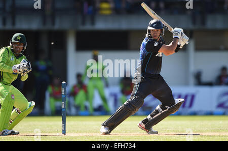 Napier, Neuseeland. 3. Februar 2015. Ross Taylor mit der Wimper. ANZ eintägigen internationalen Cricket Series. Spiel 2 zwischen Neuseeland schwarzen Kappen und Pakistan im McLean Park in Napier, Neuseeland. © Aktion Plus Sport/Alamy Live-Nachrichten Stockfoto